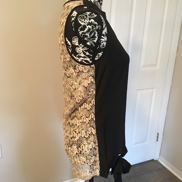‼️4 for $25‼️Black sleeveless blouse w bow and tan lace back - Picture 5 of 6